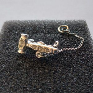 The silver gemstone hammer pin with chain